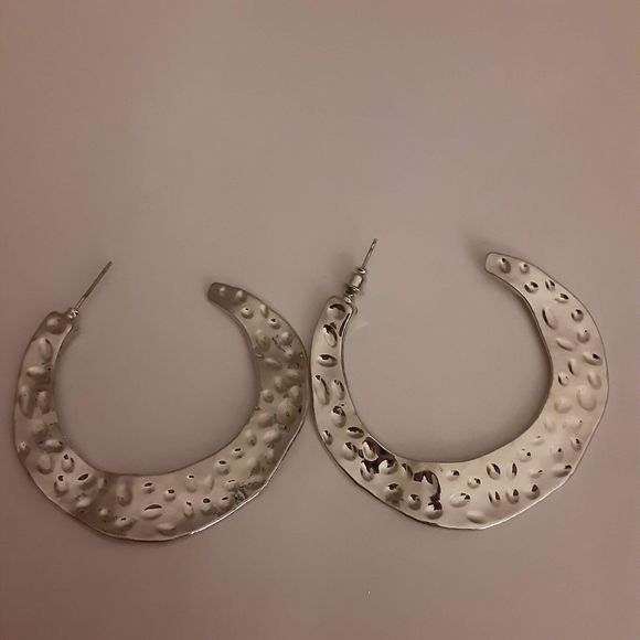 Gleaming silver tone hammered metal stye 2" earrings open hoop tribal - Picture 1 of 3
